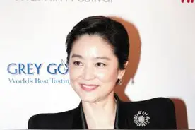 林青霞一穿黑色就美翻天，垫肩西服配大佬裤英气飘逸，越老越潇洒图片