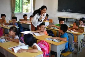 小学生“首次考试”火了，考场秒变交流会，发呆的喝水的就没考的图片