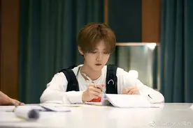 鹿晗录制现场照曝光，涂鸦长袖搭橘色长裤个性前卫，背带造型吸睛图片