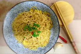方便面不煮也不泡，和洋葱鸡蛋一起炒，滋味咸香，好吃又营养图片