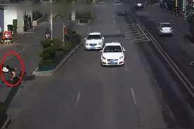 撞人逃逸、面包车变身加油车，都栽了！图片