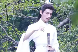 32岁当红男星瘦到病态引担忧？手指干瘦似树枝，真实身材很素人图片