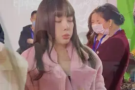 李小璐直播结束擦眼泪，努力抑制泪水，事后还是笑着感谢网友图片