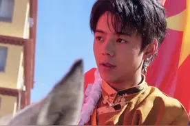 红旗下的少年，理塘丁真骑马巡游表白祖国图片