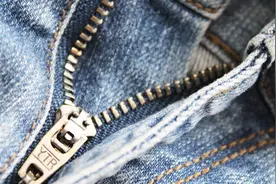 衣服拉链卡死了不用找人修，只需1根铅笔就可以轻松搞定！视频封面