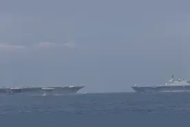 日本出云号航母和美国航母大小对比，交汇一刹那，差距一目了然图片