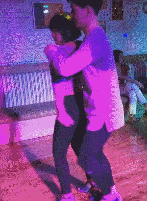 搞笑GIF：哥们我想问下在哪里可以找到这样舞伴啊