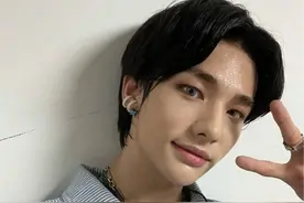 stray kids黄铉辰晒私照被赞雕刻美男，曾因“校园霸凌”暂停活动图片