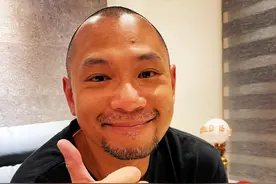 金刚回巢TVB任主持人，不放弃与女友夜市摆摊，自给自足生活踏实图片