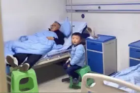 “不靠谱”爷爷火了，陪孙子打点滴却霸占床位，孩子满脸不知所措图片