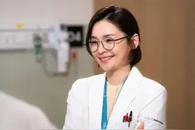 北大90后医学生长相甜美，博士学历遭质疑，长得好看不配当医生？图片