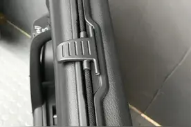 奥迪Q5L原厂后排遮阳帘图片