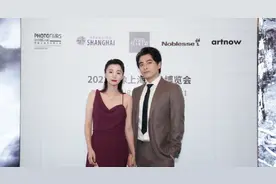 陈龙夫妇罕合体，章龄之身材纤细不像娃妈，两人曾恋爱15天就闪婚图片