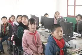 荆州黄山头22名学生受助，每人获得义务教育阶段每年1200元资助！视频封面