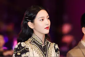 章若楠多风格穿搭，高冷贵妇风也能hold住图片