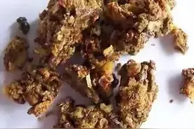 蜜蜂排泄物为什么很难见到？怎样观察蜜蜂排泄物防治蜂病？图片