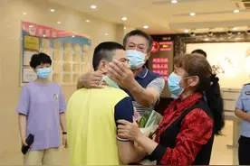 失散17年了，“你好‘深小江’，我们回家吧！”图片