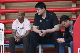 李楠儿子18岁身高超2米，却被另一篮二代打爆，网友：打球不看爹图片