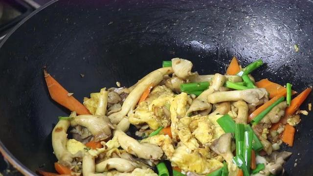 蘑菇最好吃的做法，简单家常，上桌一家人抢着吃，比吃肉还解馋