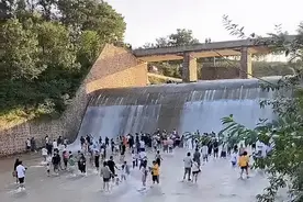 水库溢洪道竟成“网红水池”？一男孩下水玩耍被冲走溺亡图片