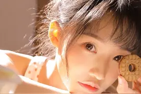 红色波点背心女孩，明媚室内俏皮可爱写真图片