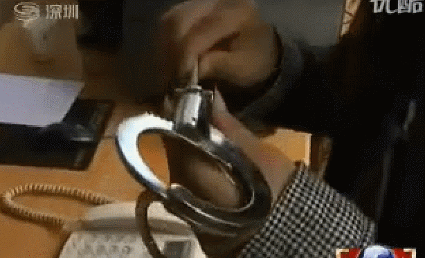 手铐打不开了怎么办！找119啊！警察也得这么干