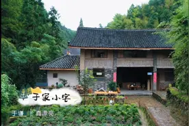 于谦北京坐拥60亩地，带着老婆住进农家小屋，院子花田喝茶赏景图片