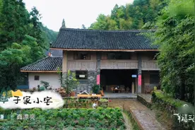 于谦北京坐拥60亩地，带着老婆住进农家小屋，院子花田喝茶赏景图片