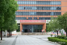 加派警力严防死守 西安市“幼升小”“小升初”摇号现场图片
