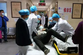 就因为穿裙子，医生拒绝给她做肠镜图片