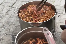 芜湖大姐小区里卖卤大肠，90块钱一斤，客人花200元只买了一点点图片
