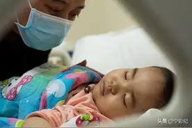 医者仁心：他是坚守疫情防控的医生，也是为救女儿负重前行的慈父图片