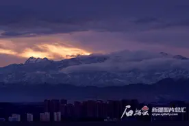 天山下，晨曦处，乌鲁木齐刚醒来的样子图片