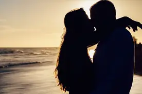 陌生男女见面就接吻，最后会在一起吗？为什么？图片