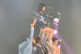 53岁周慧敏性感演出，与男伴摸腿亲密互动，穿超短裙秀出火辣身材图片