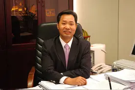 从20元到225亿身家，他将集团交给儿子后，没想到负债423亿图片