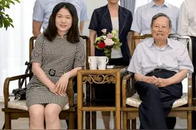 45岁翁帆发福显老，98岁杨振宁却仍然精力充沛，网友：不容易图片