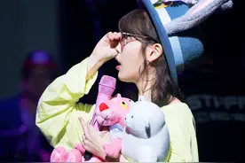 IU，舞台上可可爱爱图片