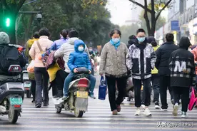 河南郑州：强冷空气来袭 市民“厚重”出行图片
