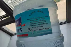 桶装水造假调查：黑作坊直接灌自来水，生产环境脏乱差，商家暗示喝不死人图片