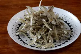 这是蜜汁小鱼干的家常做法，甜辣口味，越吃越香，做法简单又好学视频封面