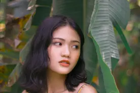 故事：30岁大龄单身时，8年未见的穷男神变成总裁，追来向她表白图片