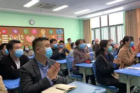 郑州一学校家长会上校长与千余名家长隔空对话 金句频出引发共鸣图片