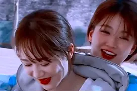 杨紫的人体贴身挂件！美女贴贴羡慕了图片