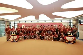 深圳互联网企业员工踊跃收看庆祝大会：太燃了！深受鼓舞图片