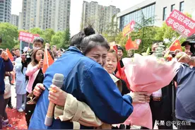 甜蜜蜜！铜陵小伙战“疫”归来浪漫求婚图片