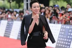 减肥后的闫妮穿搭又翻车了，黑色v领连体衣配小外套，显胖10斤图片