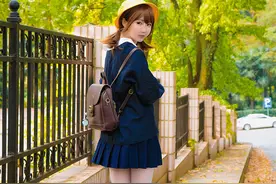 白丝萝莉：幼稚园的小黄帽图片