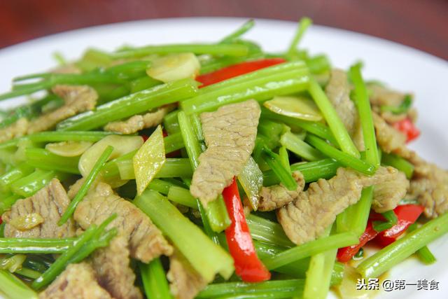 家常芹菜炒肉的做法（芹菜炒肉的家常做法）