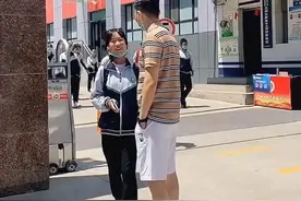 高颜值爸爸接女儿放学，被误认为女儿男友，女儿无力解释笑翻妈妈图片